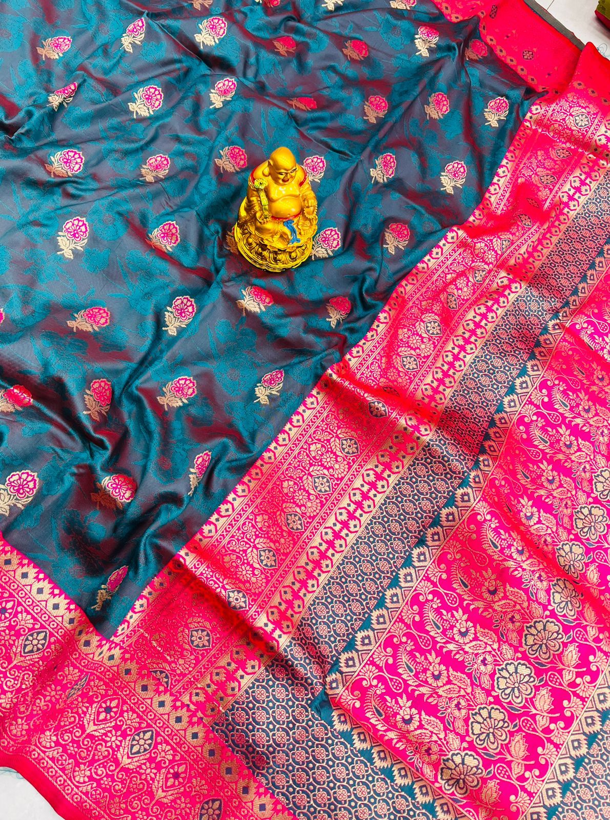 Elaborate Rama Banarasi Silk Saree With Redolent Blouse Piece