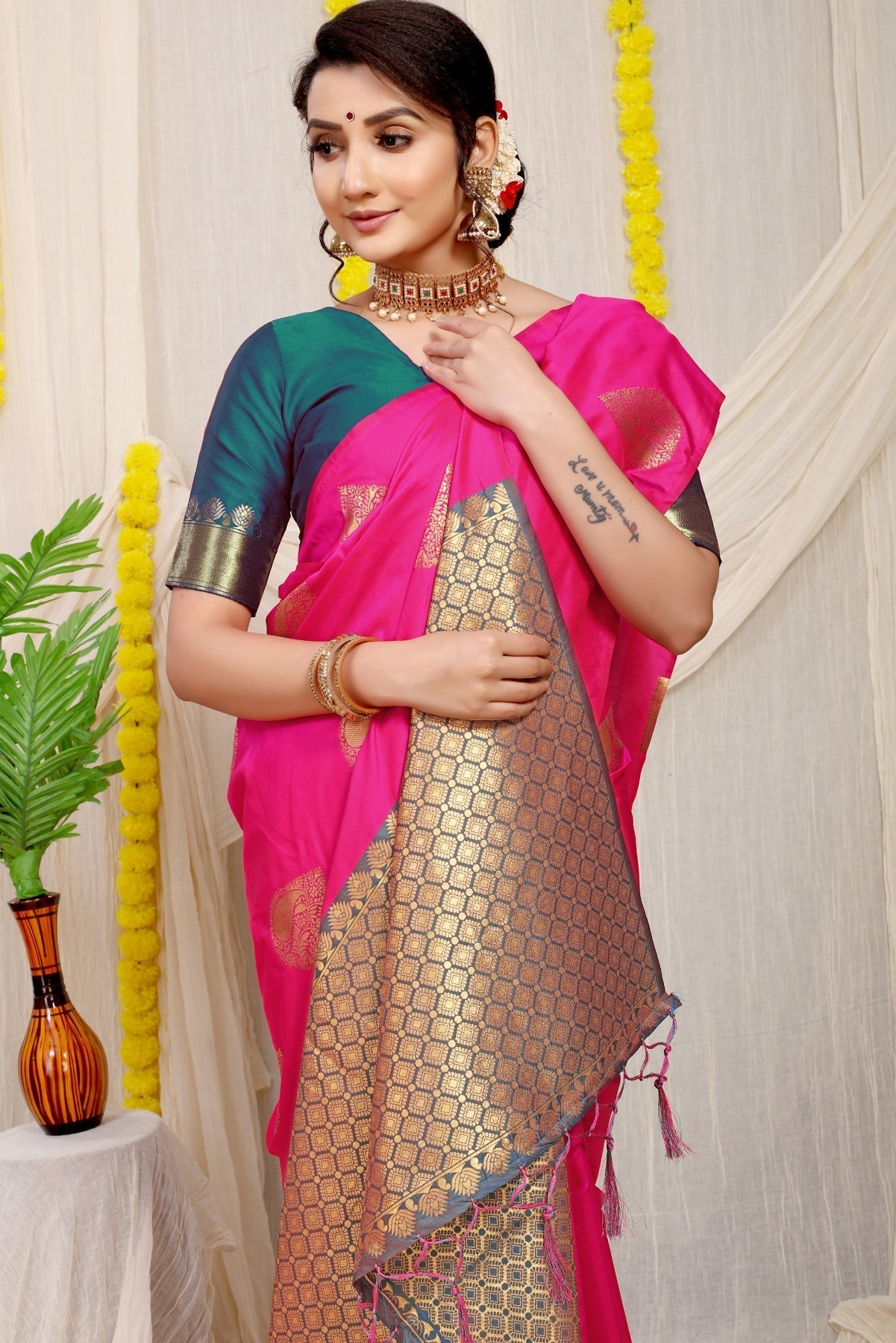 Dazzling Dark Pink Banarasi Silk Saree With Engrossing Blouse Piece