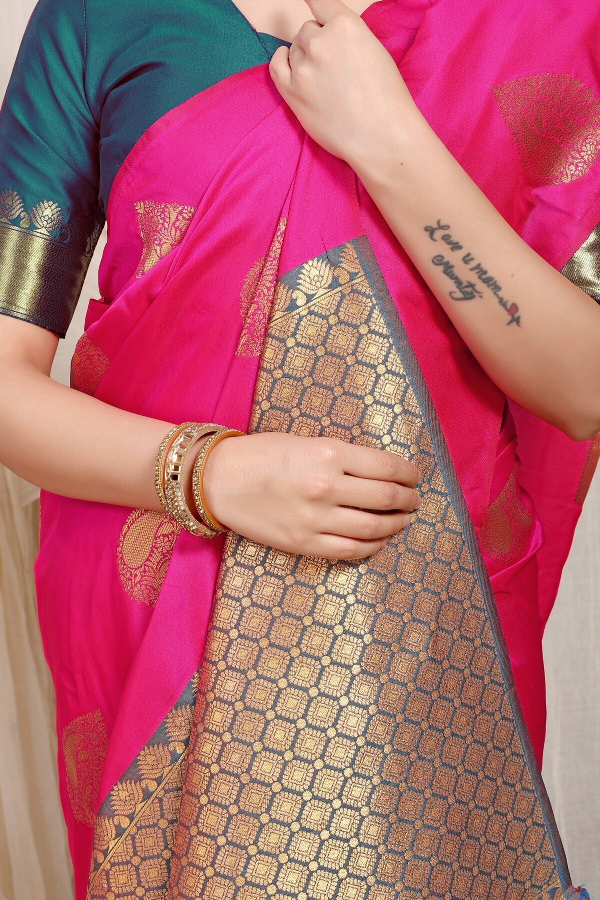 Dazzling Dark Pink Banarasi Silk Saree With Engrossing Blouse Piece