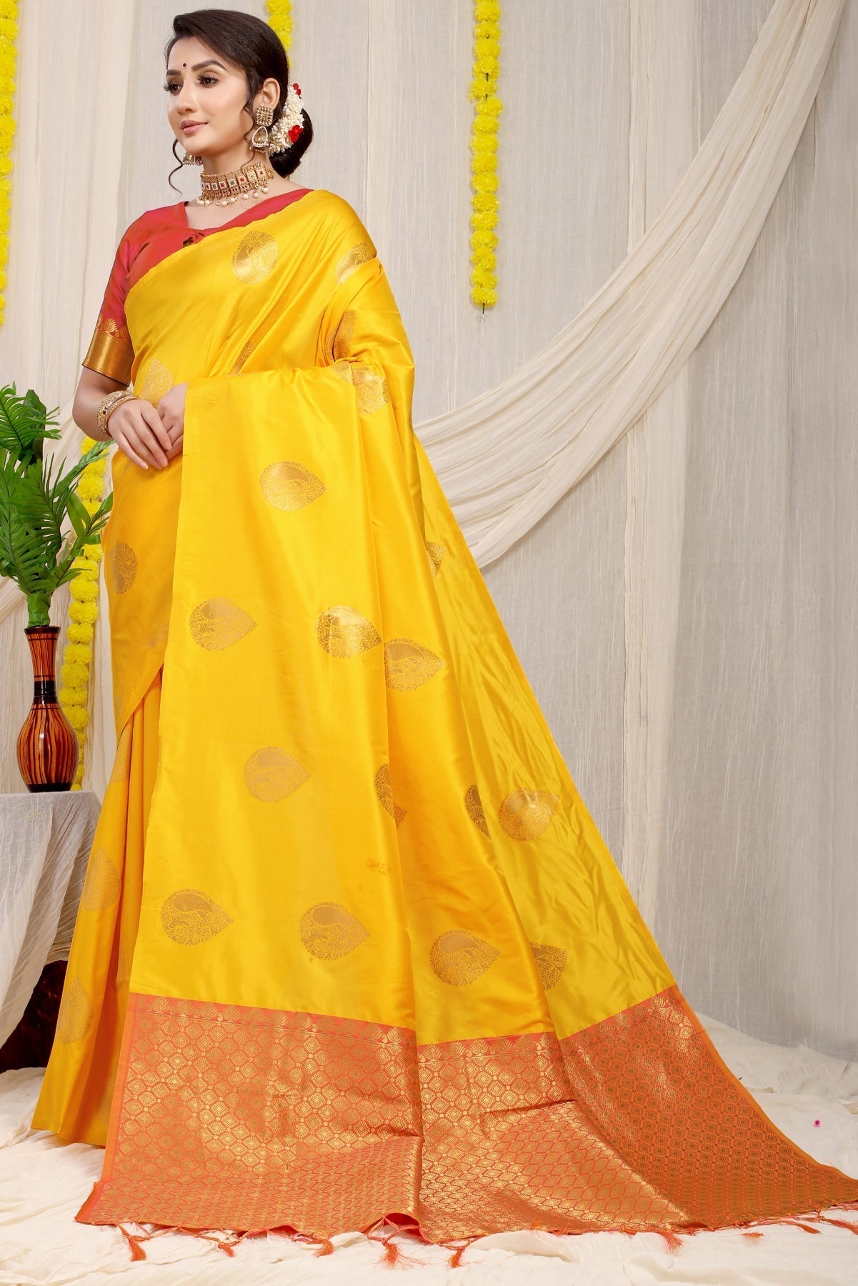 Eye-catching Yellow Banarasi Silk Saree With Engrossing Blouse Piece