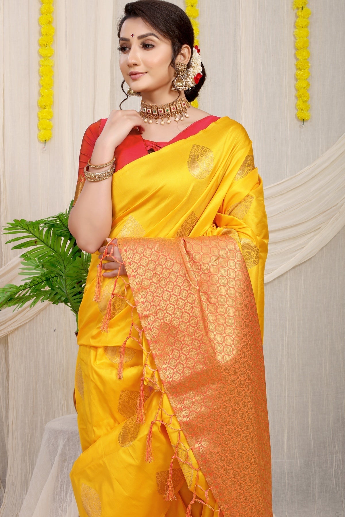 Eye-catching Yellow Banarasi Silk Saree With Engrossing Blouse Piece