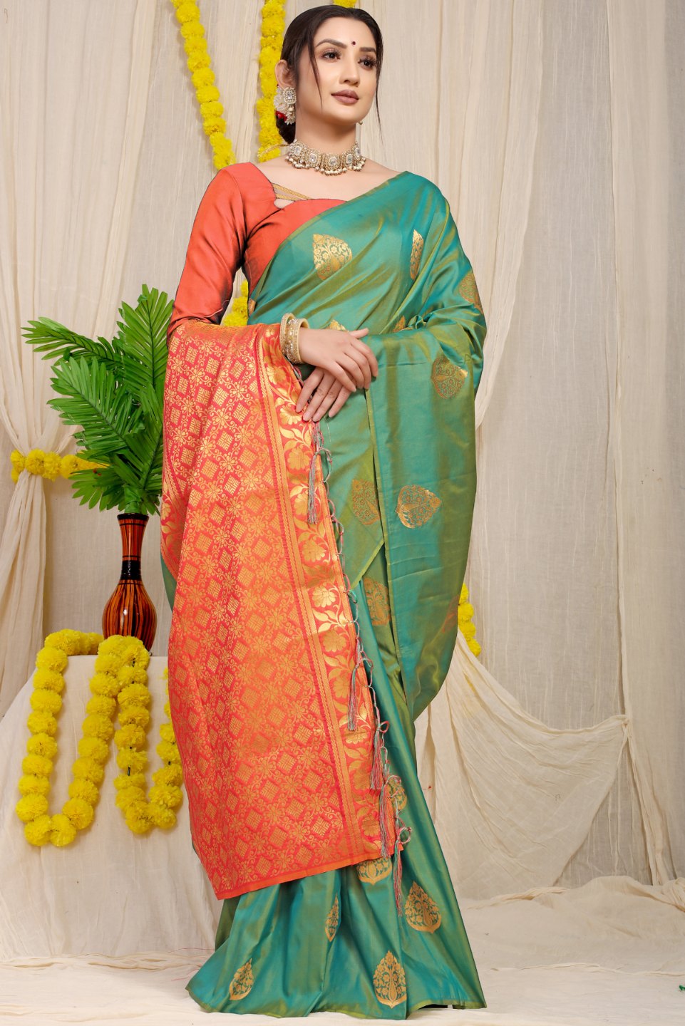 Adorable Green Banarasi Silk Saree With Captivating  Blouse Piece