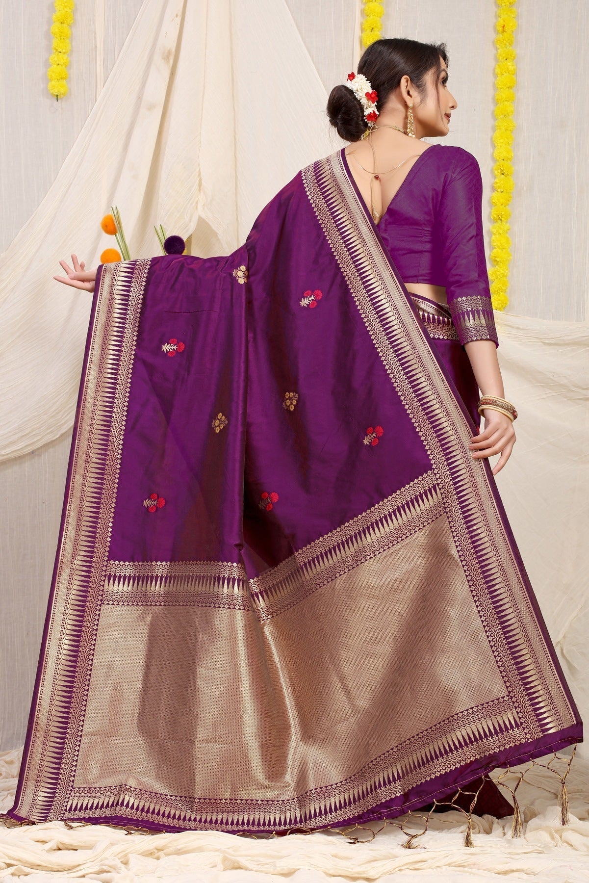 Lovely Purple Banarasi Silk Saree With Magnetic Blouse Piece