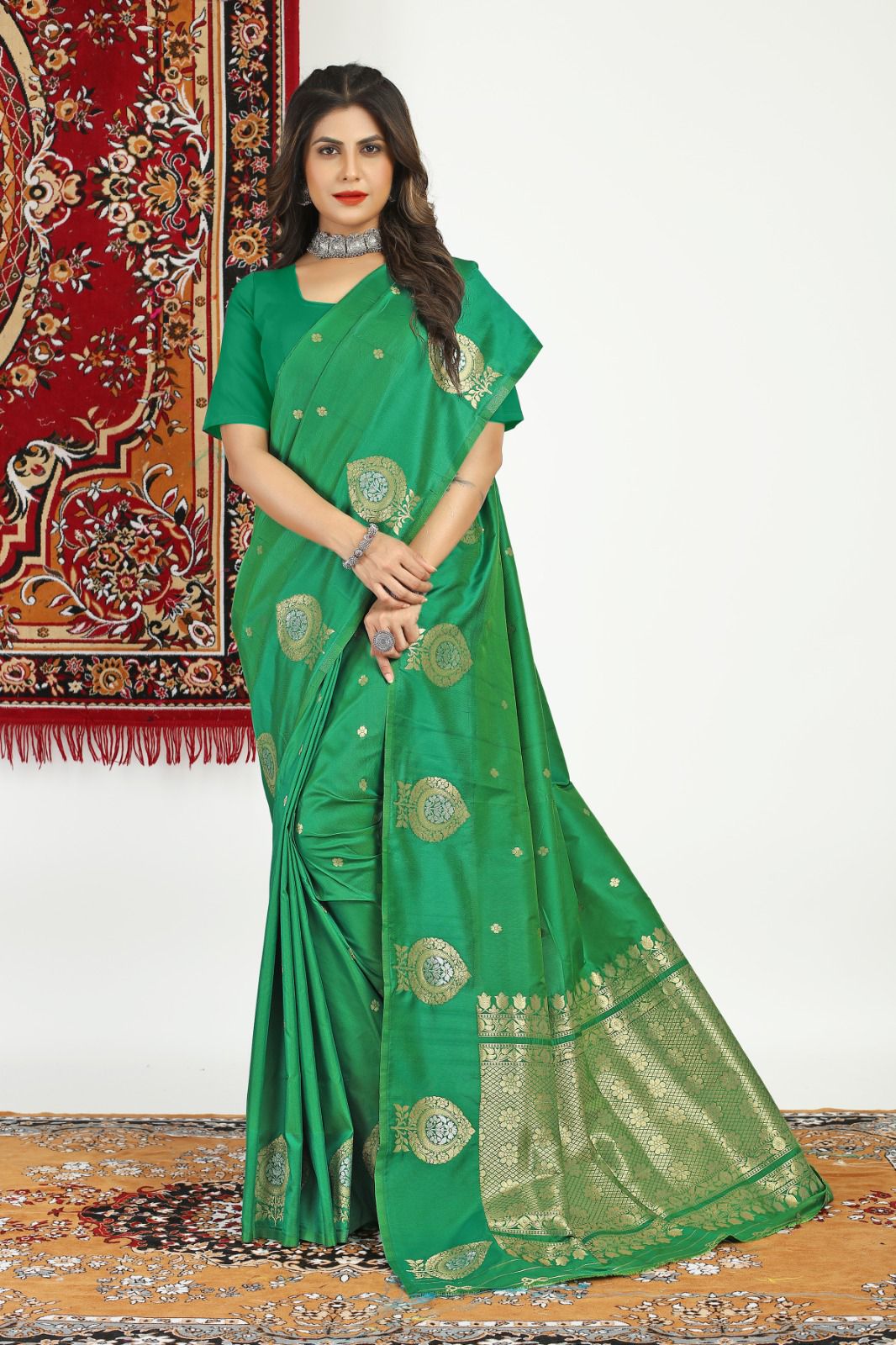 Invaluable Green Banarasi Silk Saree With Charming Blouse Piece