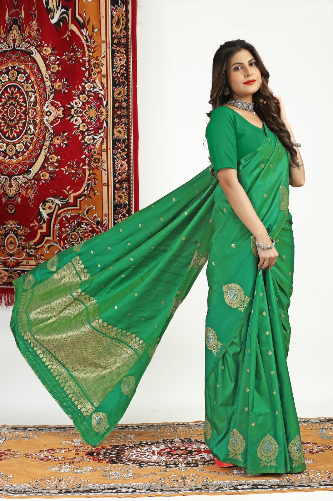 Invaluable Green Banarasi Silk Saree With Charming Blouse Piece