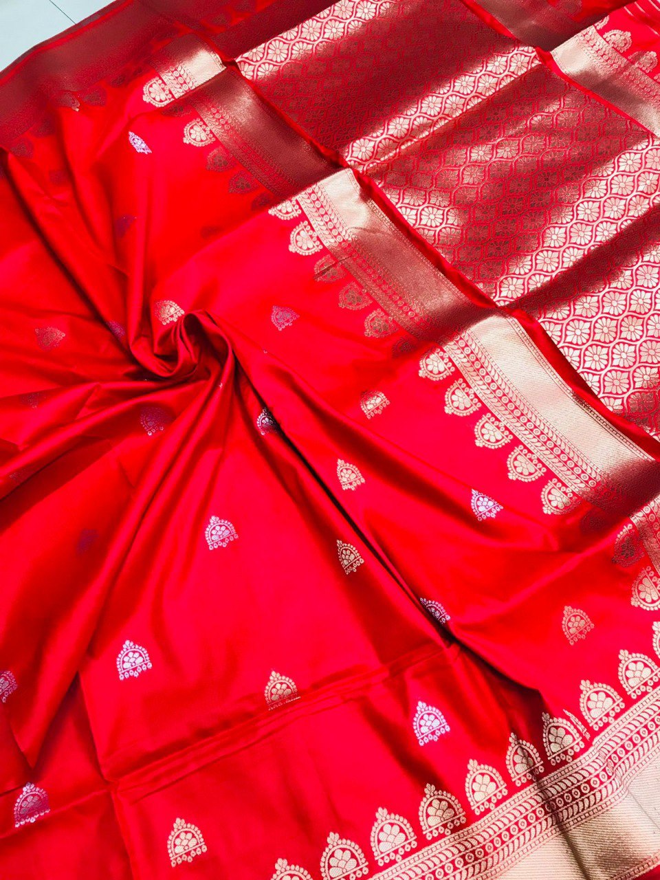 Invaluable Red Banarasi Silk Saree With Classic Blouse Piece