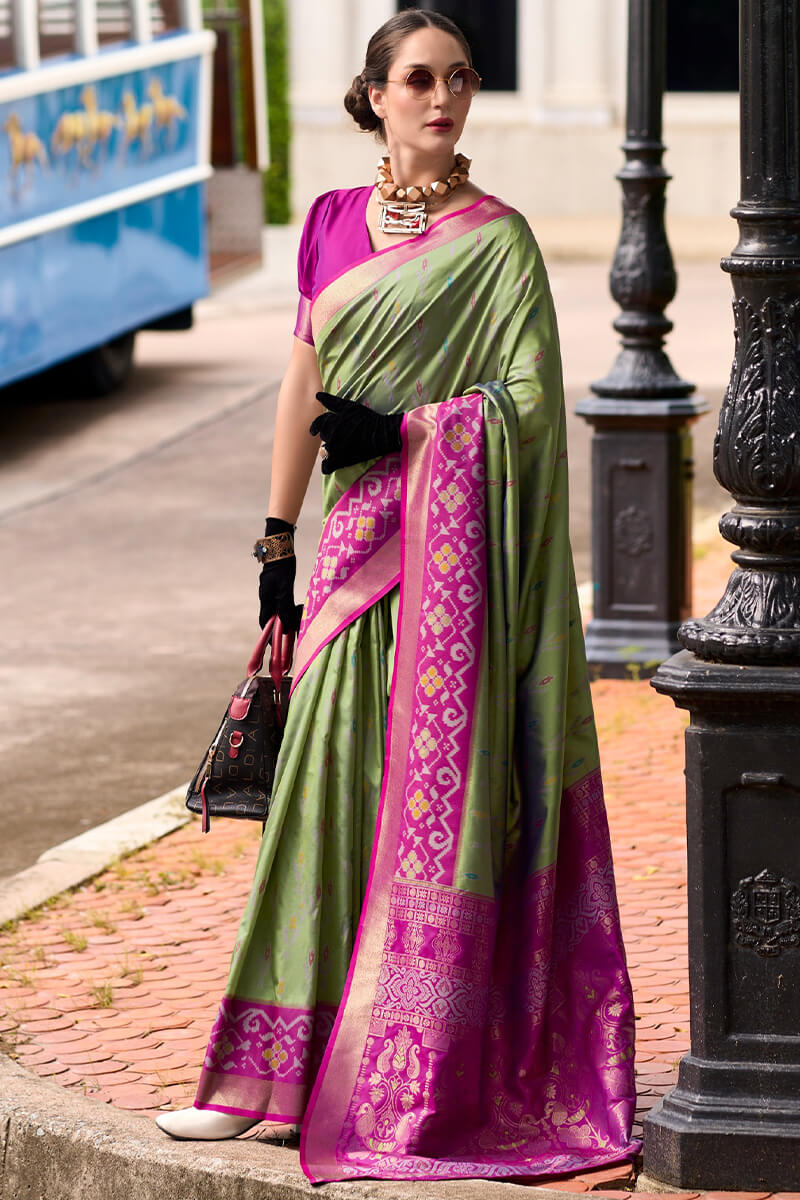 Engrossing Green Soft Banarasi Silk Saree With Arresting Blouse Piece