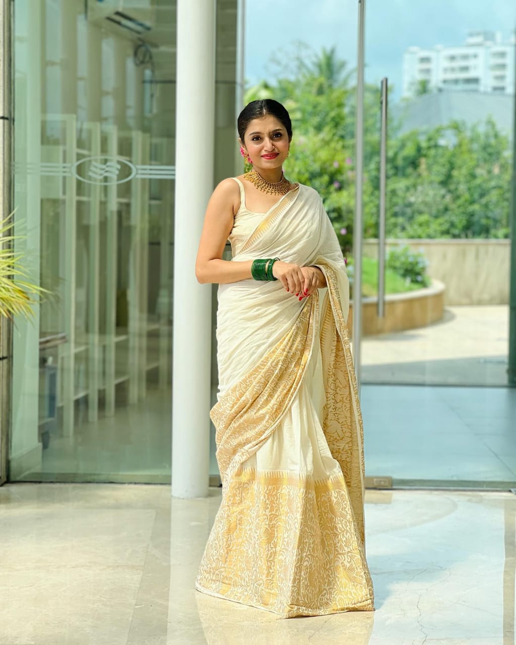 Beauteous White Soft Silk Saree With Serendipity Blouse Piece