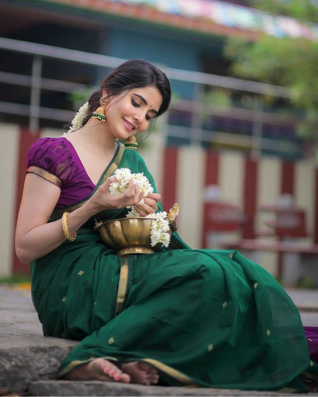 Gratifying Green Cotton Silk Saree With Flaunt Blouse Piece