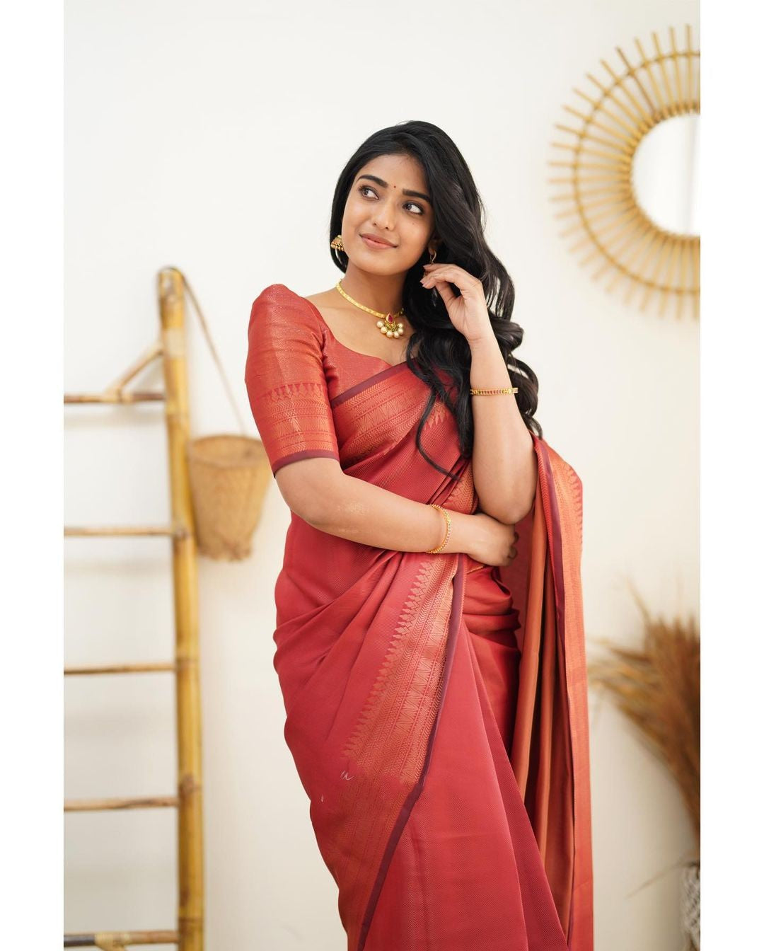 Gratifying Red Soft Silk Saree With Incomparable Blouse Piece