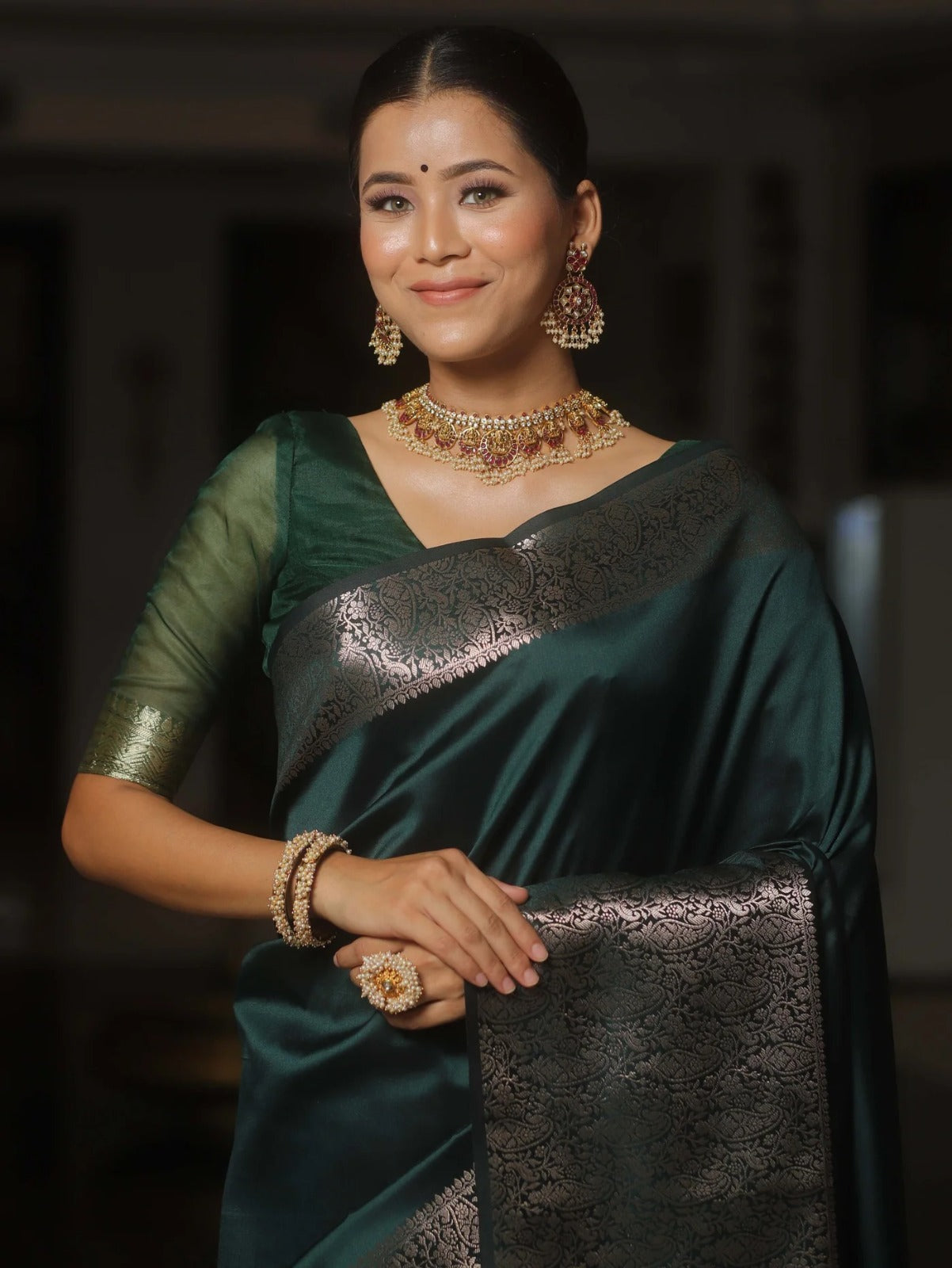 Gratifying Dark Green Soft Silk Saree With Attractive Blouse Piece