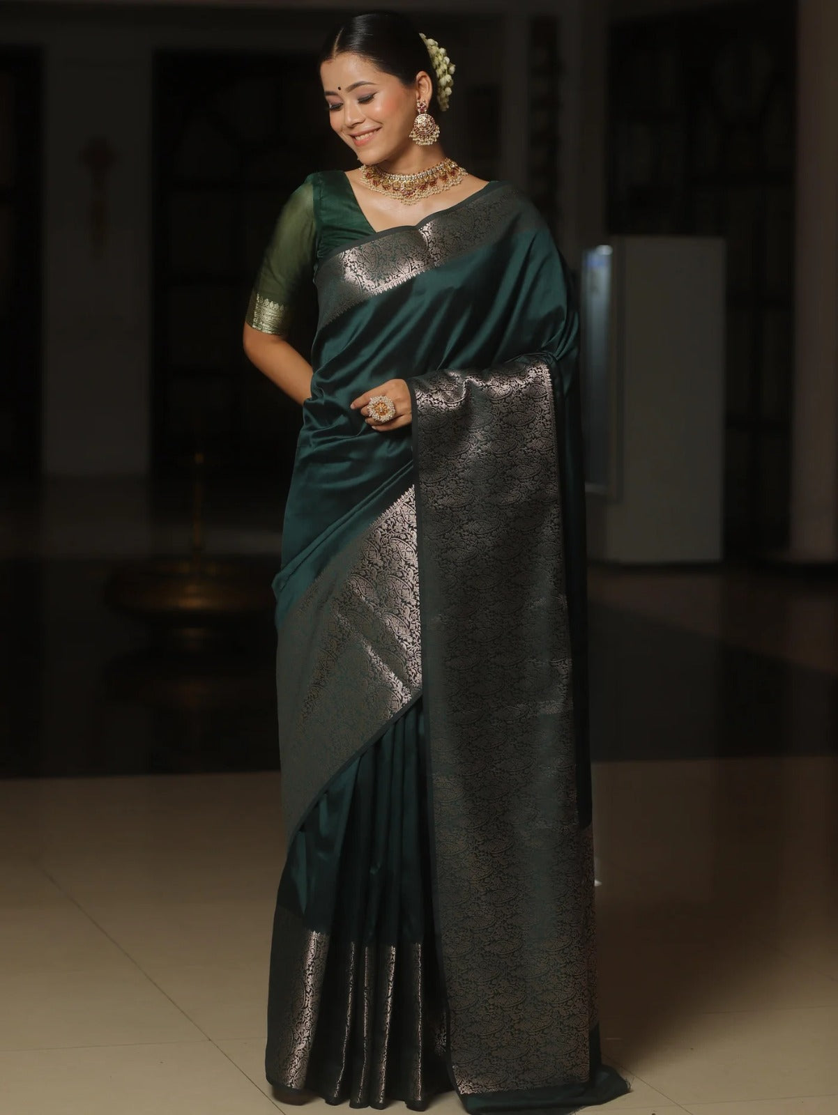 Gratifying Dark Green Soft Silk Saree With Attractive Blouse Piece