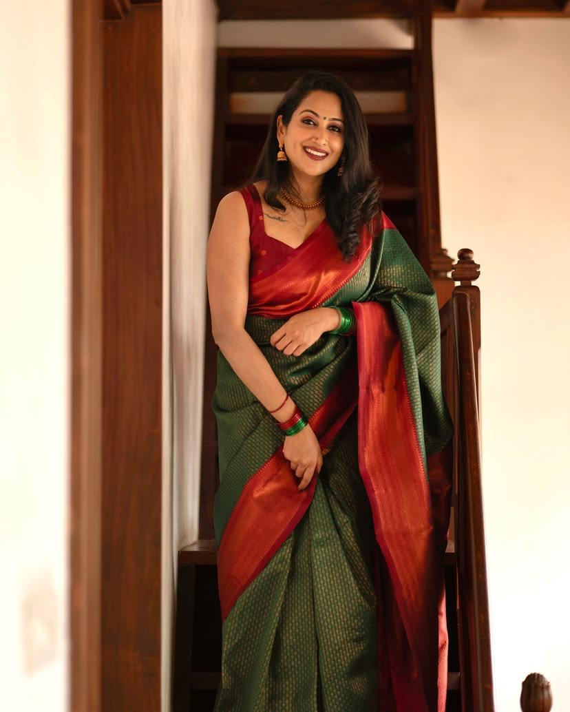 Extraordinary Dark Green Soft Silk Saree With Adorning Blouse Piece