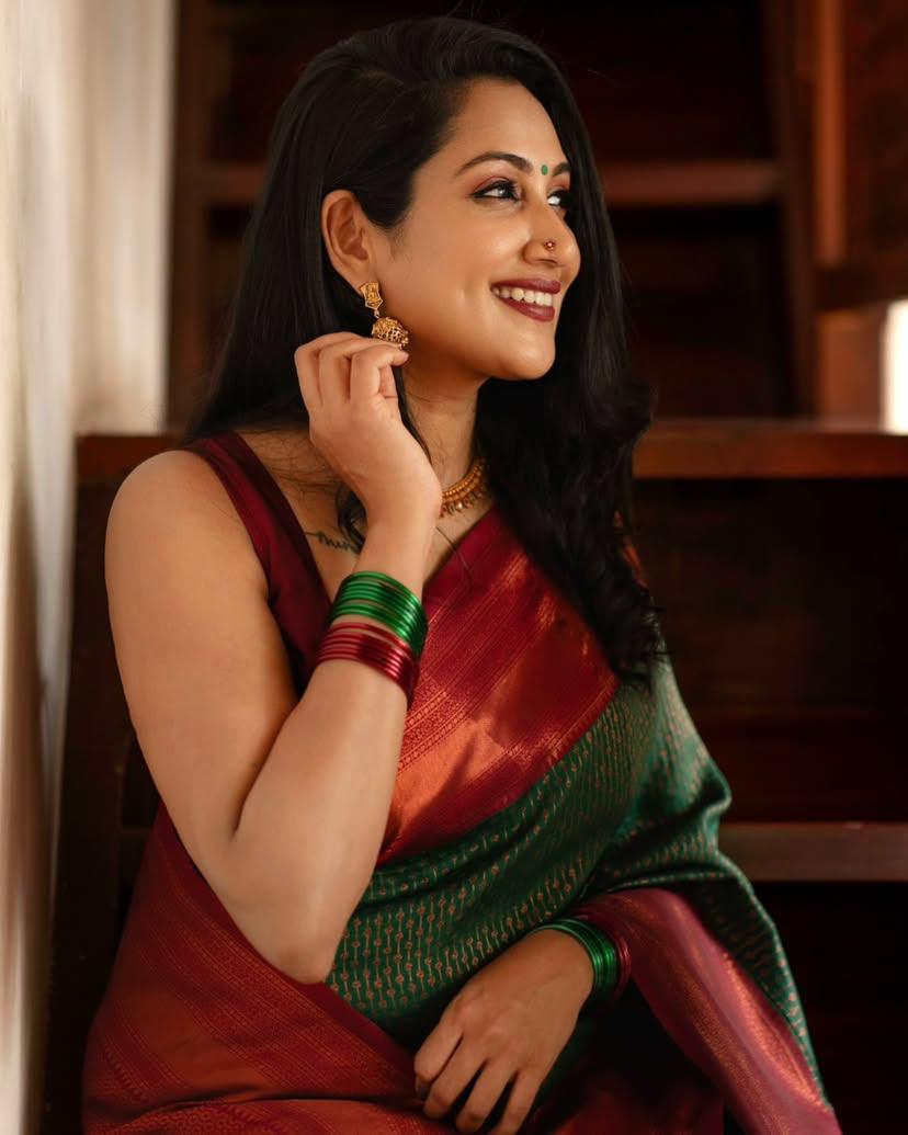 Extraordinary Dark Green Soft Silk Saree With Adorning Blouse Piece