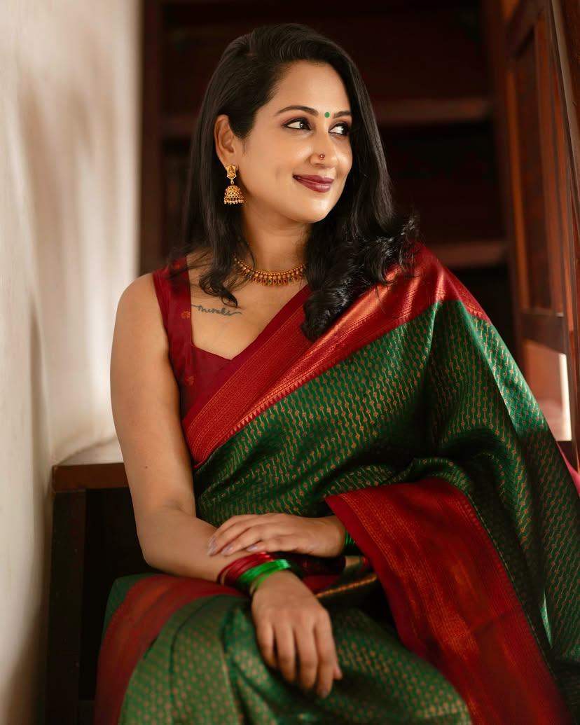 Extraordinary Dark Green Soft Silk Saree With Adorning Blouse Piece