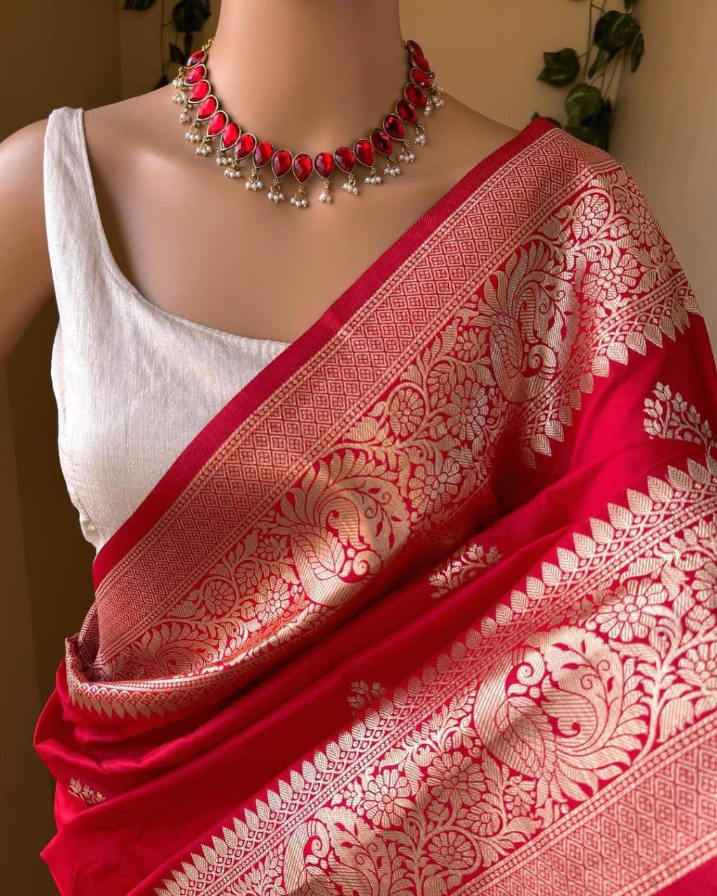 Extraordinary Red Soft Silk Saree With Refreshing Blouse Piece