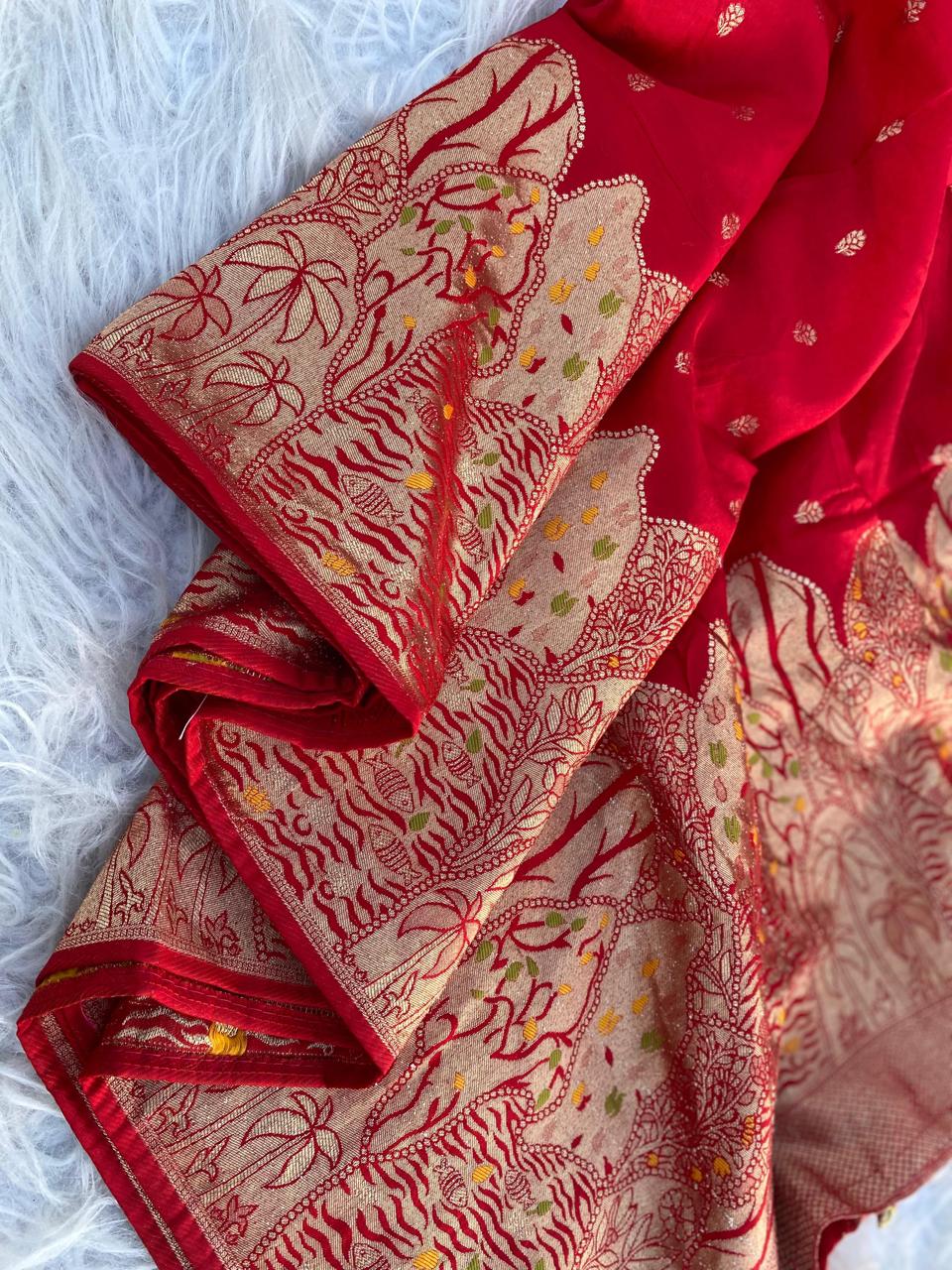 Lassitude Red Soft Banarasi Silk Saree With Vestigial Blouse Piece