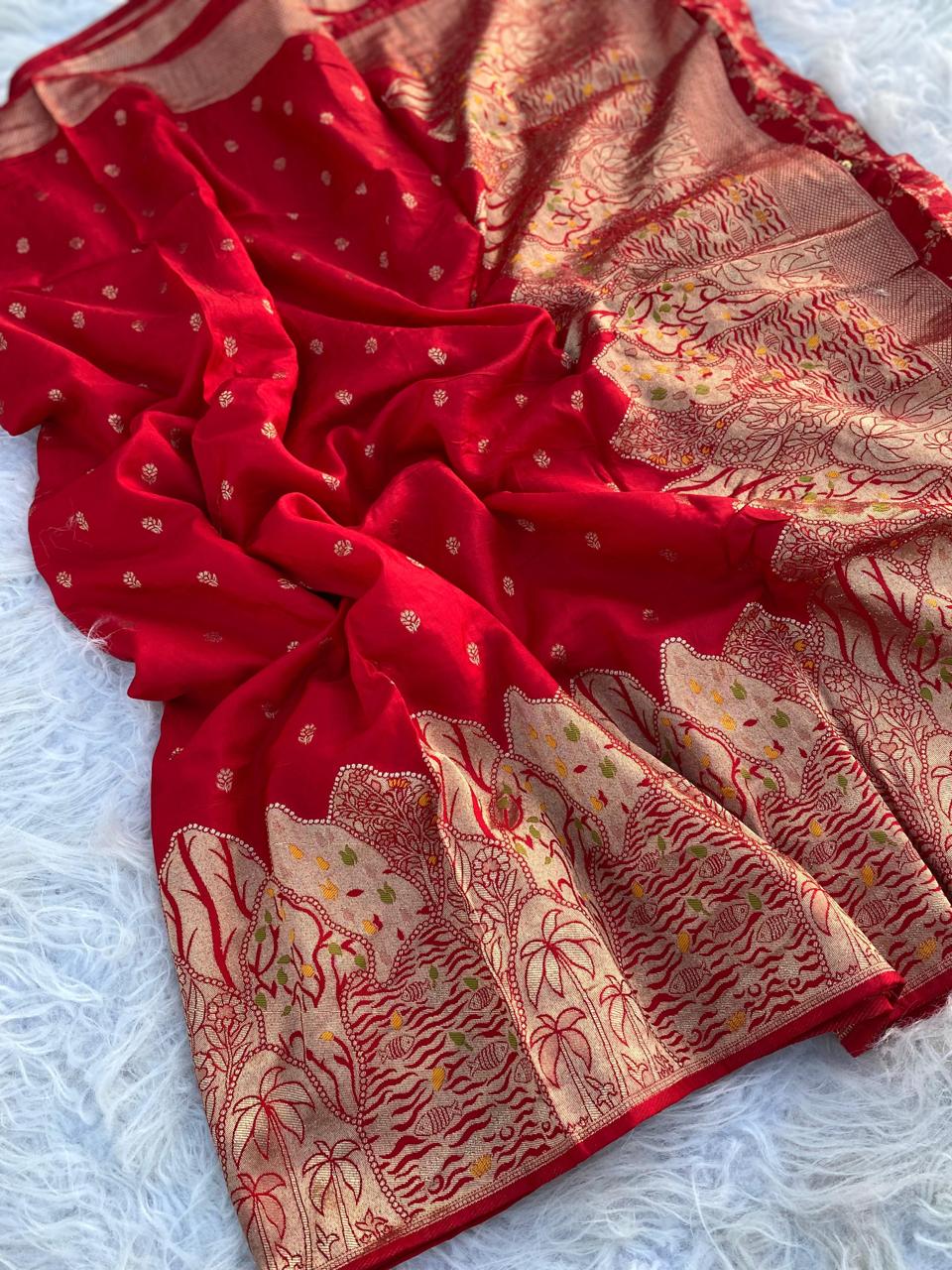 Lassitude Red Soft Banarasi Silk Saree With Vestigial Blouse Piece