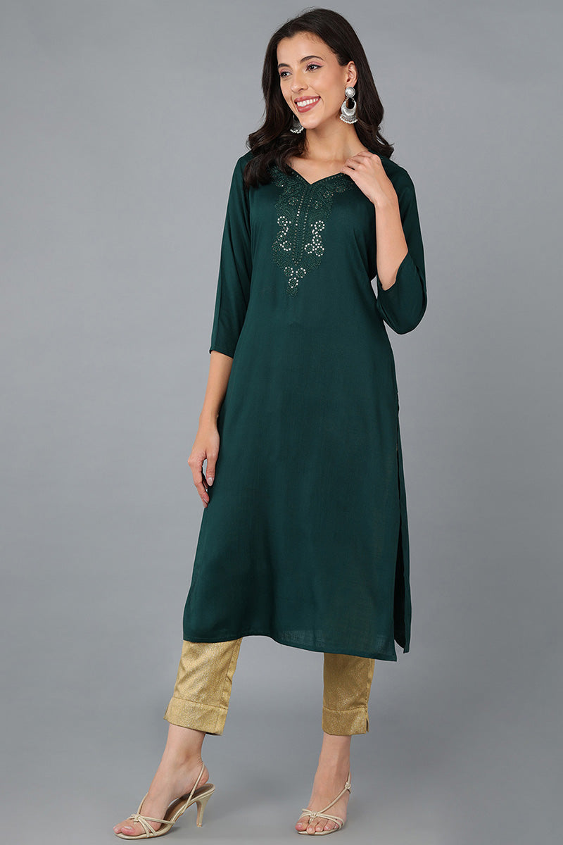 Green Cotton Blend Solid Embroidered Straight Kurta VCK8908