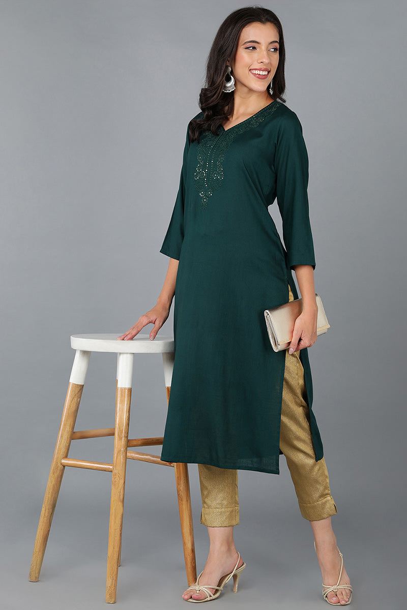 Green Cotton Blend Solid Embroidered Straight Kurta VCK8908