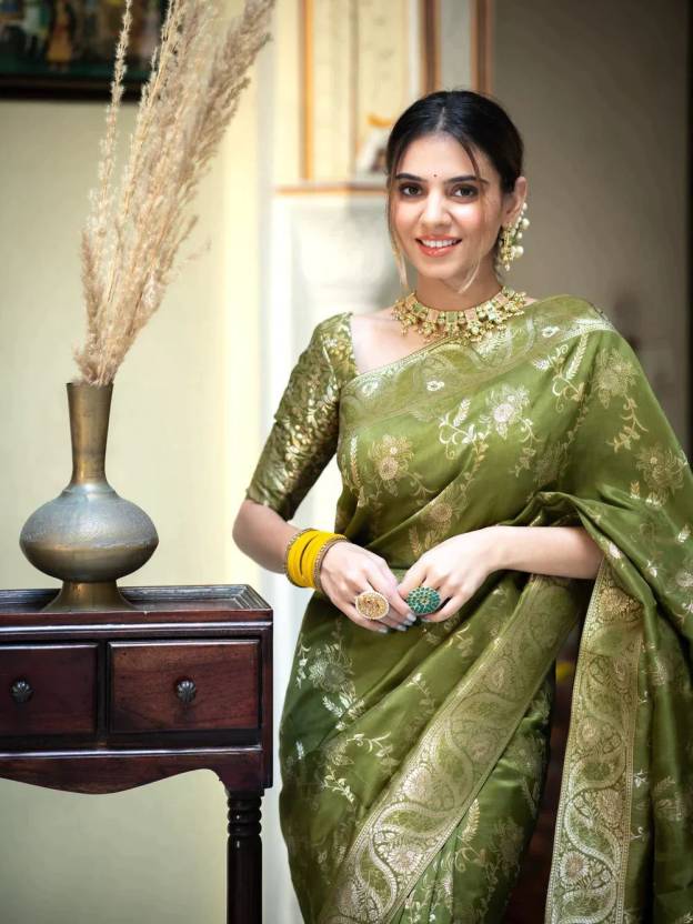 Floral Print Kanjivaram Jacquard, Silk Blend Saree  (Light Green)