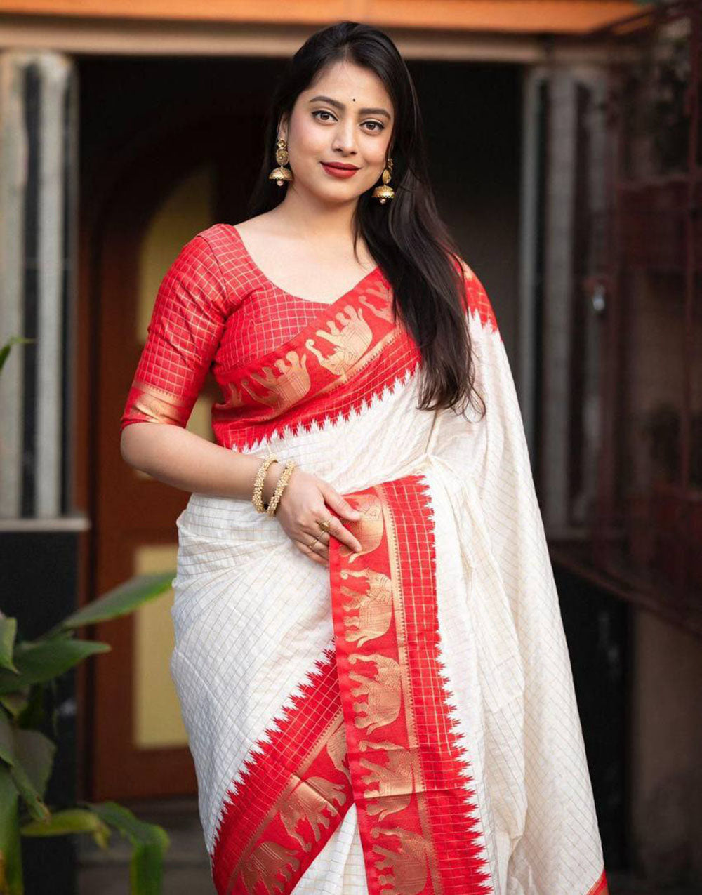 Beautiful White And Red Soft Lichi Silk Saree